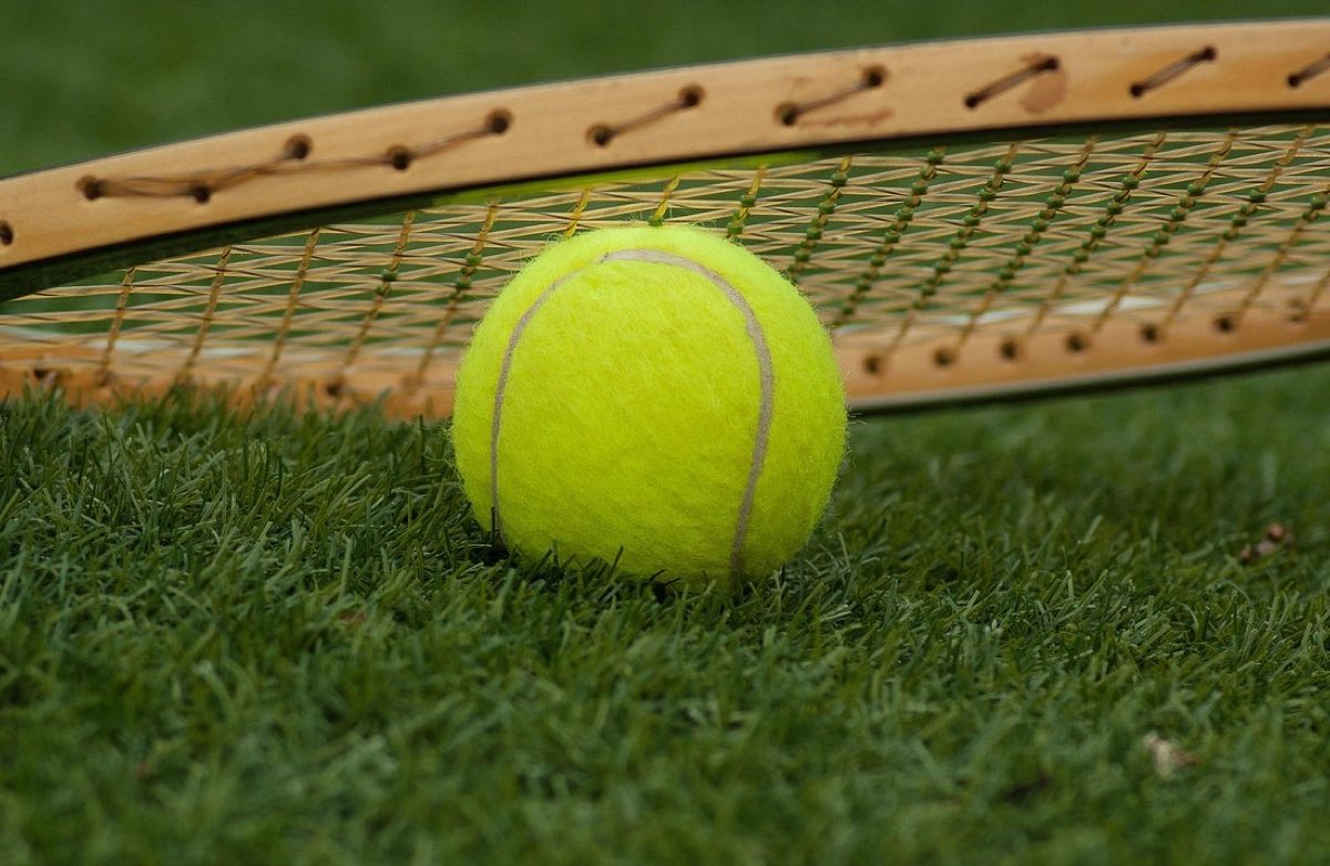 Conseils pour améliorer son service au padel