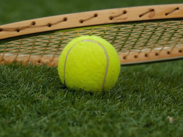 Conseils pour améliorer son service au padel
