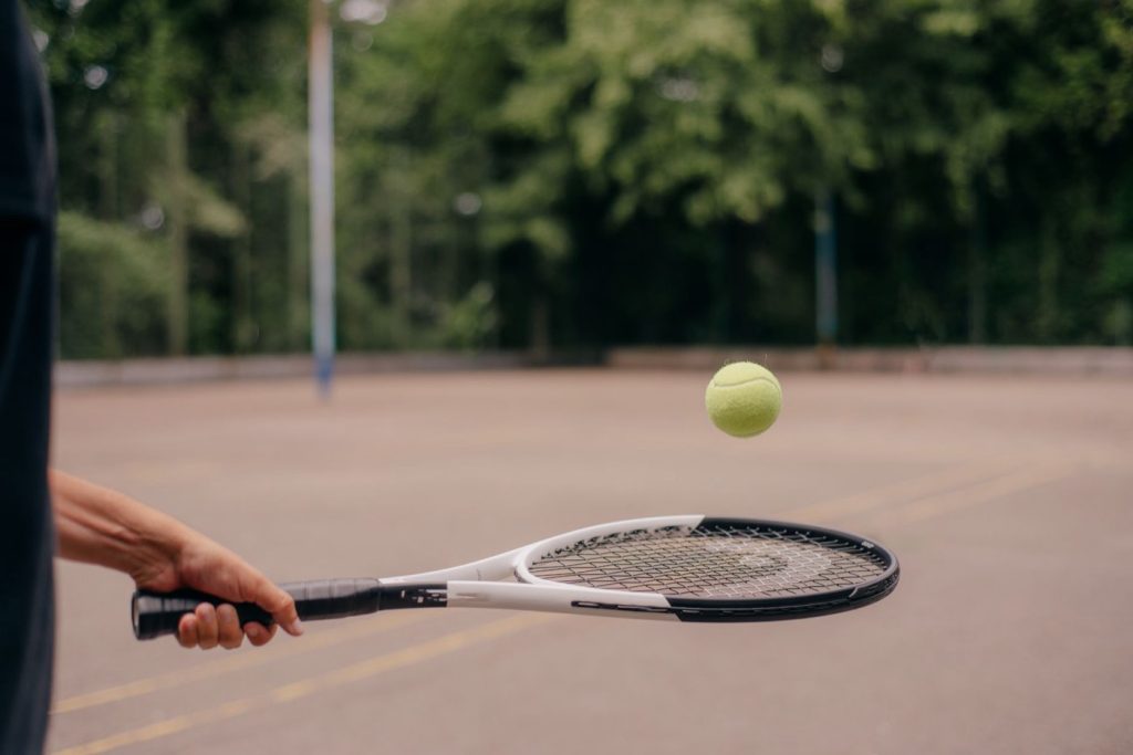 Choisir le grip et la taille pour une meilleure tenue au service